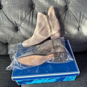 NWT Seychelles taupe/khaki/tan Lucky Penny side zip Ankle Boots.  Women size 6